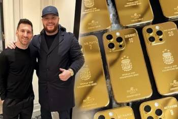 Лео Мессі подарував 35 золотих Iphone!