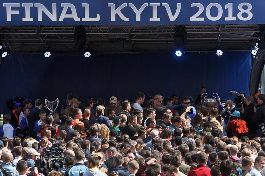 В Киеве прошла торжественная передача кубков Лиги чемпионов УЕФА!
