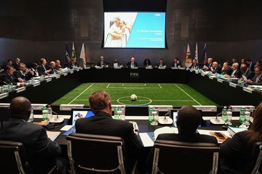 УЕФА заменит своего представителя в ФИФА, уличенного во взятке от Григория Суркиса