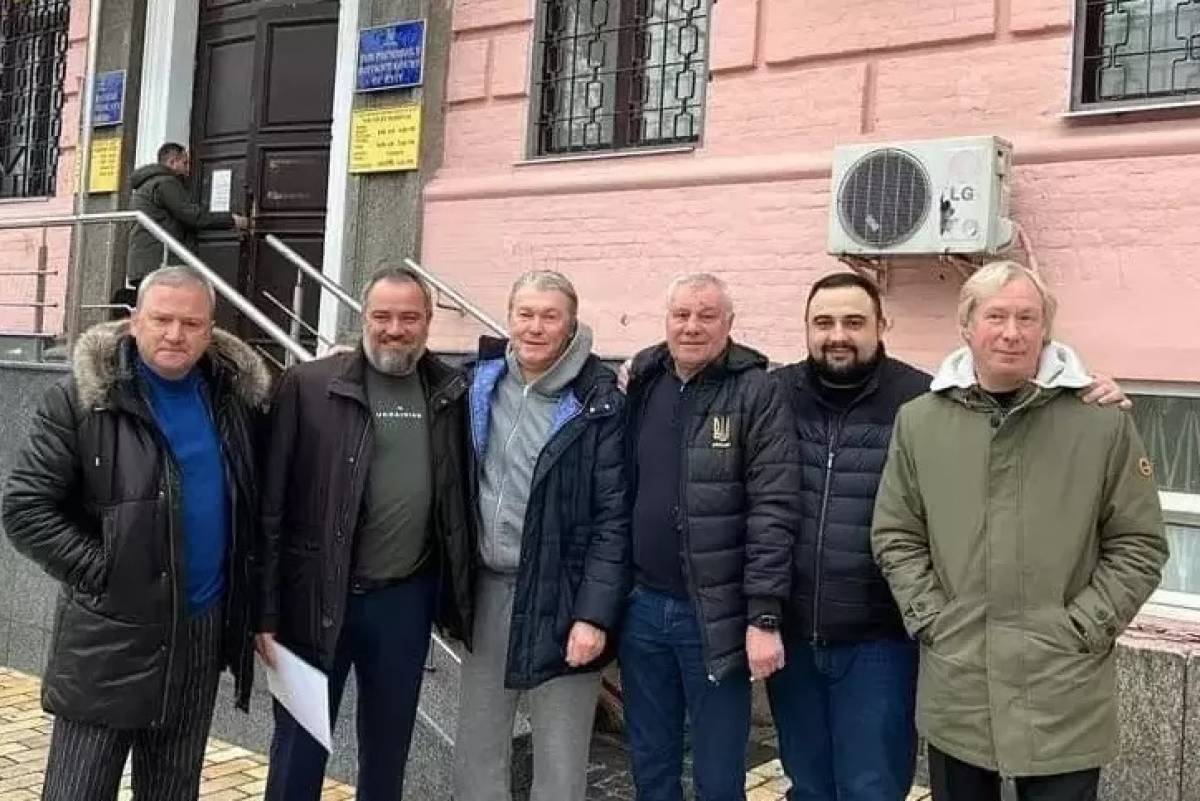 Славетні українські футбольні легенди в Печерському суді підтримують Андрія Павелка