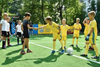 Новые футбольные площадки для будущих украинских обладателей «Золотых мячей»!