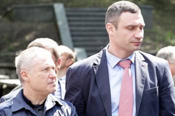 Киев открыл фанам стадионы и поставил Суркисов с Луческу в настоящий цейтнот
