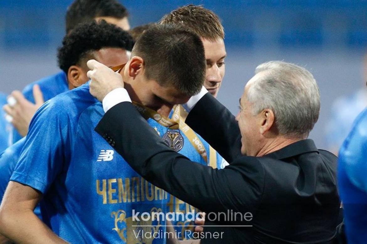 Київське "Динамо" отримало золоті медалі з рук одіозного екс-співробітника КДБ...
