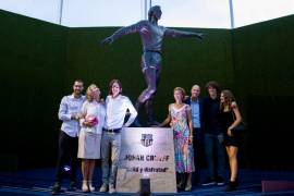 В Барселоне поставили памятник Йохану Кройфу (ВИДЕО)