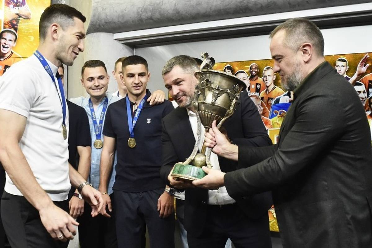 "Шахтар" отримав золоті нагороди і чемпіонський трофей за титул переможця УПЛ!