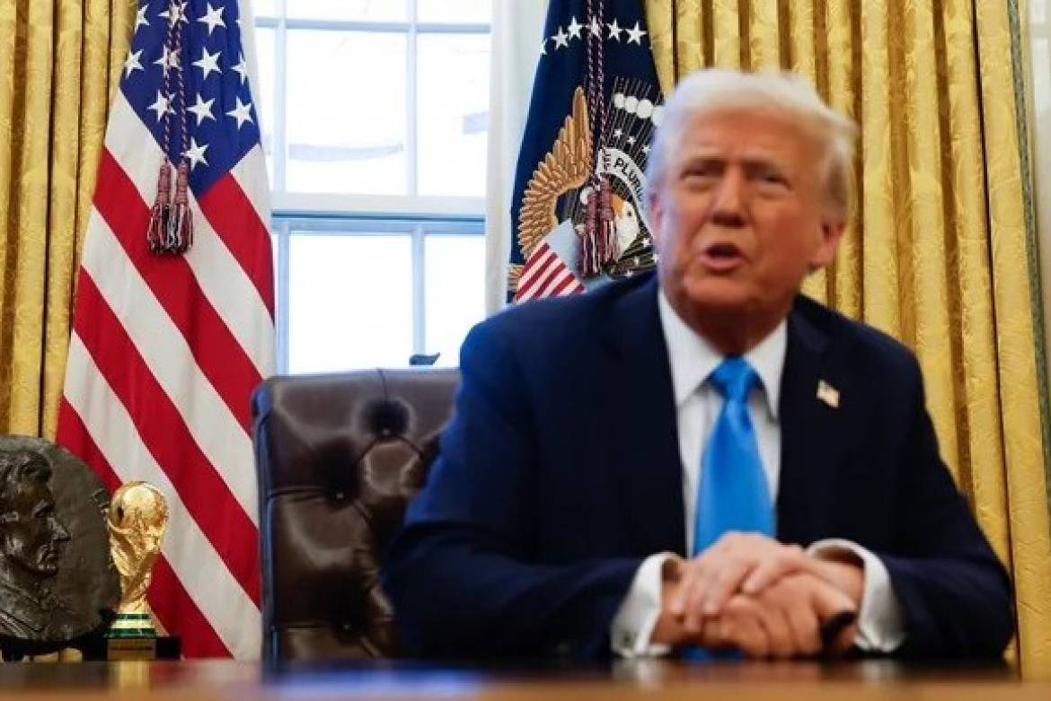 Що робить футбольний Кубок світу в офісі президента США Трампа?