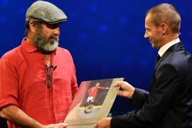 Эрик Кантона получил награду президента УЕФА!